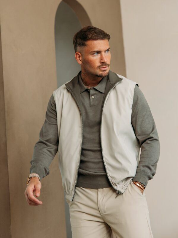 Facetune_02-09-2026-14-12-19 The New Reversible Bodywarmer - Beige/Green