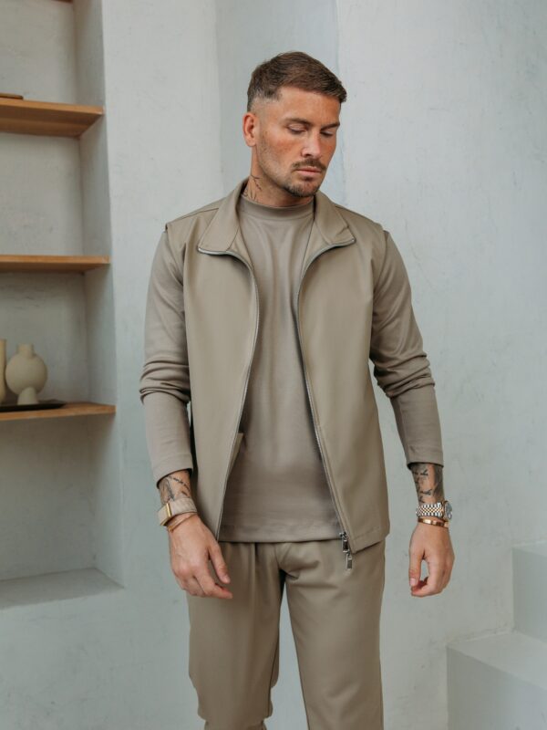 Facetune_02-09-2026-11-06-20 Classic Gilet Tech - Taupe