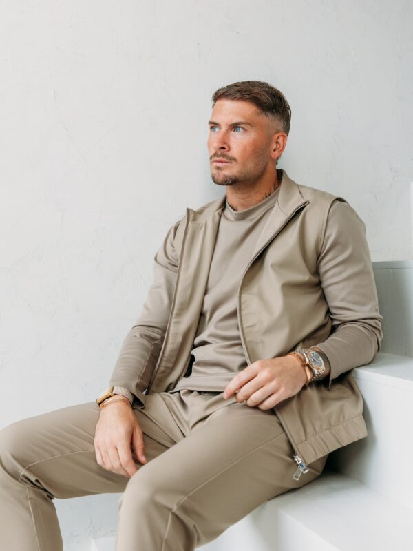 Facetune_02-09-2026-11-07-02 Premium Tech Gilet - Taupe